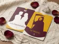 Dos cartas de tarot, "Los Enamorados" y "La Muerte", yacen sobre tela de encaje, rodeadas de pétalos de rosa secos y un cristal.
