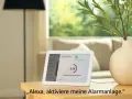 Ein Smart Display zeigt die Benutzeroberfläche eines Sicherheitssystems mit dem Ring-Logo. Alexa steuert das System, das über Zigbee kommuniziert.
