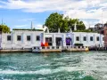 La Peggy Guggenheim Collection a Venezia, con le sue opere d'arte moderne che si affacciano sul Canal Grande, è un gioiello architettonico e culturale.