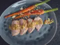 Perfekt gebratenes Schweinefilet mit Honig-Senf-Sauce und karamellisierten Karotten, bestreut mit Mandelsplittern.