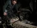 Mechanik bada silnik, szukając oznak nieszczelnej odmy.