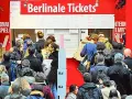 Menschen stehen Schlange am **Berlinale Publikumstag** vor dem Ticketschalter.