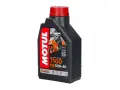 Czarny kanister z olejem Motul 7100 10W-40. Czy Motul to dobry olej? Tak, to 100% syntetyczny olej do motocykli 4T.