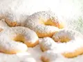 Zarte Vanillekipferl, mit Puderzucker bestäubt, warten darauf, genossen zu werden.