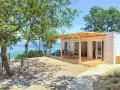 Domek letniskowy z tarasem i widokiem na morze. Idealne miejsce na wakacje w stylu camping Glavotok.