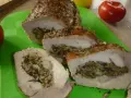 Pyszny kotlet husarski, pieczony z ziołami i nadzieniem grzybowym, pokrojony na desce.