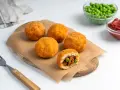 Arancini co to? Złociste kulki ryżowe z mięsem i groszkiem, chrupiące na zewnątrz, pyszne w środku.