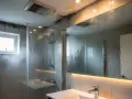 Salle de bain avec moisissures au plafond, signe d'une mauvaise ventilation. Une VMC salle de bain norme est essentielle pour éviter ces problèmes.
