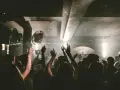 Tłum na koncercie, ręce w górze, atmosfera jak na występie phonk artists.