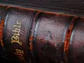 Stara, skórzana oprawa Biblii. Złoty napis "Bible" i zdobienia. W tej księdze znajdziemy historie o tym, jak zginęli apostołowie.