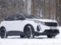 Biały Peugeot 3008 hybryda na śniegu, gotowy na zimowe przygody w lesie.