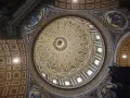 Wnętrze bazyliki św. Piotra zachwyca kopułą z malowidłami i mozaikami.