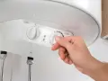 Ajustando la temperatura del termo eléctrico de 80 litros.