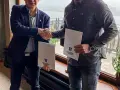 Mirsad Terzić i partnerzy podpisują dokumenty. Uściski dłoni i białe teczki z logo klubu.