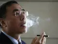 Herbert A. Gilbert exhala vapor de un cigarrillo electrónico.