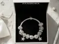 Otwieranie bransoletki Pandora jest proste. Zobacz, jak łatwo można ją założyć, by cieszyć się jej blaskiem.