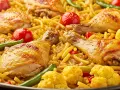 Deliciosa fideuà de pollo con trozos dorados de pollo, fideos finos, tomates cherry, pimientos verdes y coliflor.