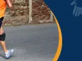 Läufer mit Kniebandage beim Joggen. Eine Kniebandage beim Joggen kann sinnvoll sein, um Stabilität zu geben und Schmerzen vorzubeugen.