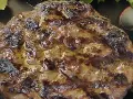Hamburger in padella succulento, con crosticina dorata e succo che cola. Perfetto per un pasto veloce e gustoso.