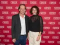 Lena Schimscheiner i mężczyzna pozują na tle czerwonego banera z logo "Teatr Capitol".