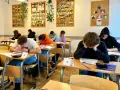 Uczniowie piszą test. Jak radzić sobie z uczniami utrudniającymi prowadzenie lekcji? Cisza i skupienie na zadaniu to klucz do sukcesu.