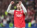 Piłkarz Arsenalu świętuje klasyczny hattrick, wznosząc pięści w geście triumfu na tle trybun.