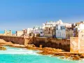 Skaliste wybrzeże Maroka, białe domy i fortyfikacje nad turkusowym oceanem. Maroko ciekawostki: zobacz urokliwe miasto Essaouira!