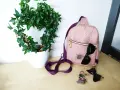 Sac à dos rose texturé, parfait pour une femme. Un patron sac à dos femme gratuit pour créer le vôtre. Lunettes de soleil et clés à proximité.
