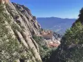 Monasterio en la montaña, ideal para rutas para caminar cerca de mi. Paisaje rocoso y verde con vistas al valle.