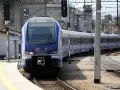 Niebiesko-biały pociąg PKP Intercity ED160-020b stoi na stacji.