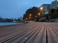 Holzdeck am See mit modernen Bänken und Beleuchtung. Ein schöner Ort für **Bad Segeberg Unternehmungen** am Abend.