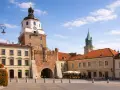 Brama Krakowska i wieża widoczna na lublin starówka. Słoneczny dzień na rynku.