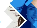 Visage souriant d'une femme, avec des formes bleues géométriques. Idéal pour un master psychologie Espagne.