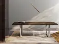 Tavolo in legno scuro con gambe metalliche, due ciotole e un divisorio in legno. L'altezza tavolo è perfetta per cene eleganti.
