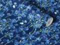 Blå irisblommor i Vincent van Goghs stil på tapetrulle. En hyllning till hans ikoniska målningar.
