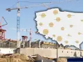 Budowa wielkiej inwestycji, na tle której widnieje mapa Polski z zaznaczonymi regionami, sugeruje ukryte przyczyny bankructwa znanej firmy deweloperskiej z dużym bankiem ziemi.