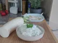 Ein frischer Rettichsalat, zubereitet nach einem einfachen Rettichsalat Rezept, garniert mit Petersilie. Daneben liegt ein ganzer Rettich.
