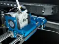 Precyzyjny serwis drukarek 3D – zbliżenie na mechanizm ekstrudera z wentylatorem i paskiem napędowym.