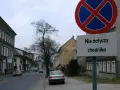 Czy widoczny znak zakazu dotyczy tylko chodnika? Sprawdź zasady!