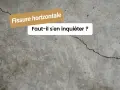 Une fissure horizontale sur un mur de maison. Faut-il s'en inquiéter ?