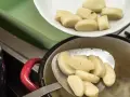 Gotowanie leniwych pierogów. Pytanie, czy w piątek można jeść mięso, nie dotyczy tego dania.
