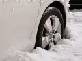 Białe auto w śniegu, widoczna felga z logo VW. Zastanawiasz się, jak zmierzyć rozstaw śrub?