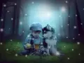 Chłopiec z psem w magicznym lesie, jak z baśni. Wokół latają świetliki, tworząc niezwykłą atmosferę.