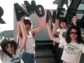 Vier Männer halten die Buchstaben des **titels von Ramones** hoch. Sie tragen Sonnenbrillen und Band-T-Shirts.