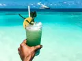 Drink na plaży: Legalnie, smacznie i zawsze chłodno!