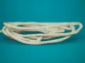 En hoprullad nätverkskabel på 10 meter med en RJ45-kontakt.
