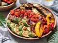 Una colorida parrillada de verduras con calabacines, berenjenas, pimientos y tomates. ¡Un festín para la vista y el paladar!