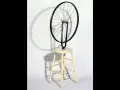 La célèbre roue de bicyclette duchamp, fixée sur un tabouret, défie la fonction pour devenir art.