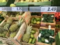 Ananasy, mango i awokado na sprzedaż. Ceny: ananas 1.69, mango 1.75, awokado 3 szt. 2.49. Malta ceny owoców.