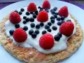 Omlet na słodko fit z jogurtem, malinami i borówkami. Pyszne i zdrowe śniadanie.
